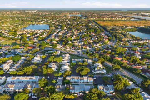 Снять в аренду кондоминиум в Катлер-Бей, Флорида 2 спальни, 135.45м2, № 1984321 - фото 18