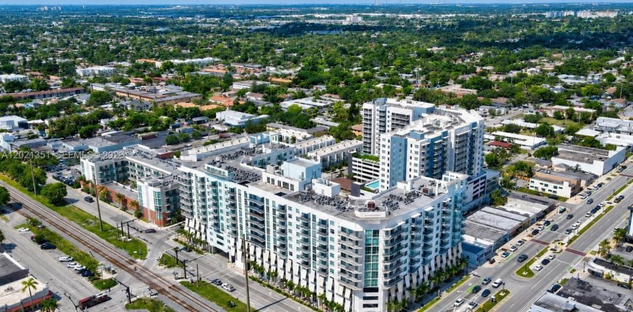 Condominio en Hollywood, Florida, 2 dormitorios  № 2154199