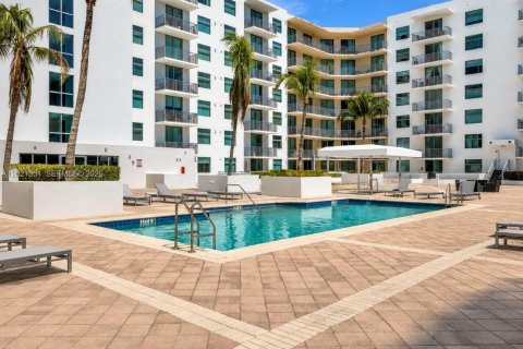 Condominio en venta en Hollywood, Florida, 2 dormitorios, 113.34 m2 № 2154199 - foto 16