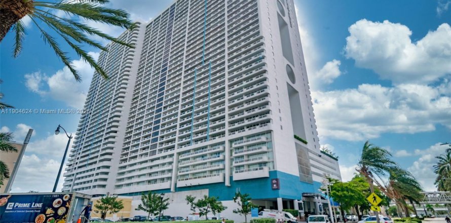 Кондоминиум с 2 спальнями в Майами, Флорида № 1963473