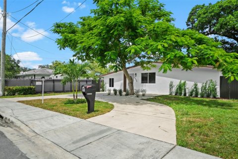 House in Miami, Florida 4 bedrooms, 124.58 sq.m. № 1881515 - photo 2