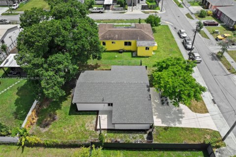 House in Miami, Florida 4 bedrooms, 124.58 sq.m. № 1881515 - photo 28