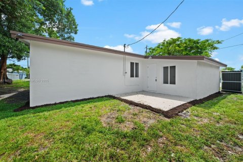 House in Miami, Florida 4 bedrooms, 124.58 sq.m. № 1881515 - photo 26