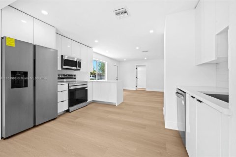 House in Miami, Florida 4 bedrooms, 124.58 sq.m. № 1881515 - photo 10