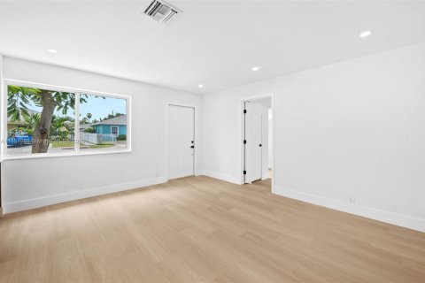 House in Miami, Florida 4 bedrooms, 124.58 sq.m. № 1881515 - photo 4