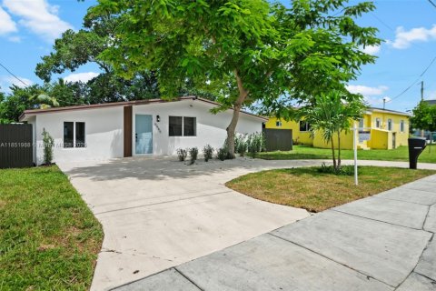 House in Miami, Florida 4 bedrooms, 124.58 sq.m. № 1881515 - photo 1