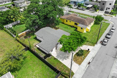 House in Miami, Florida 4 bedrooms, 124.58 sq.m. № 1881515 - photo 27