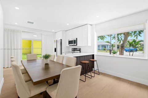 House in Miami, Florida 4 bedrooms, 124.58 sq.m. № 1881515 - photo 8