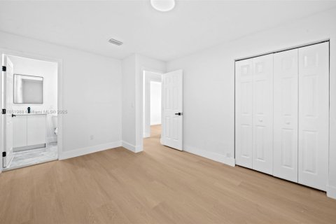 House in Miami, Florida 4 bedrooms, 124.58 sq.m. № 1881515 - photo 13