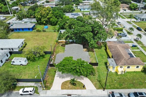 House in Miami, Florida 4 bedrooms, 124.58 sq.m. № 1881515 - photo 30