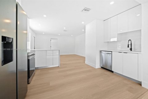 House in Miami, Florida 4 bedrooms, 124.58 sq.m. № 1881515 - photo 11