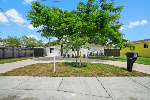 House in Miami, Florida 4 bedrooms, 124.58 sq.m. № 1881515 - photo 3