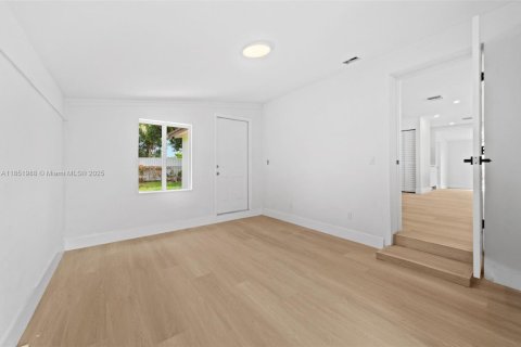 House in Miami, Florida 4 bedrooms, 124.58 sq.m. № 1881515 - photo 19