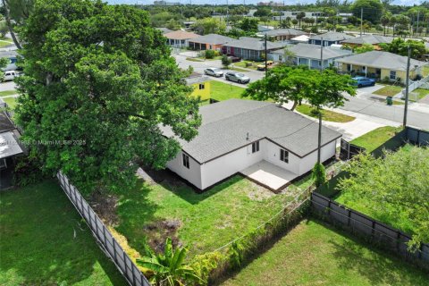 House in Miami, Florida 4 bedrooms, 124.58 sq.m. № 1881515 - photo 29