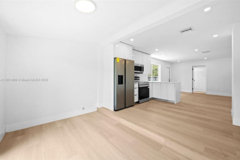 House in Miami, Florida 4 bedrooms, 124.58 sq.m. № 1881515 - photo 9