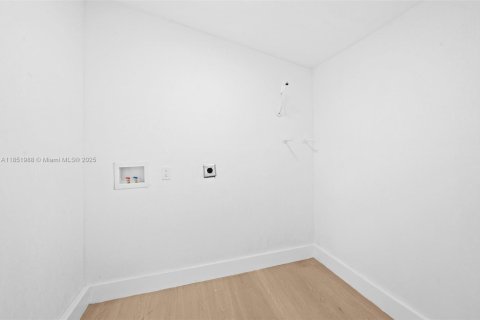 House in Miami, Florida 4 bedrooms, 124.58 sq.m. № 1881515 - photo 14