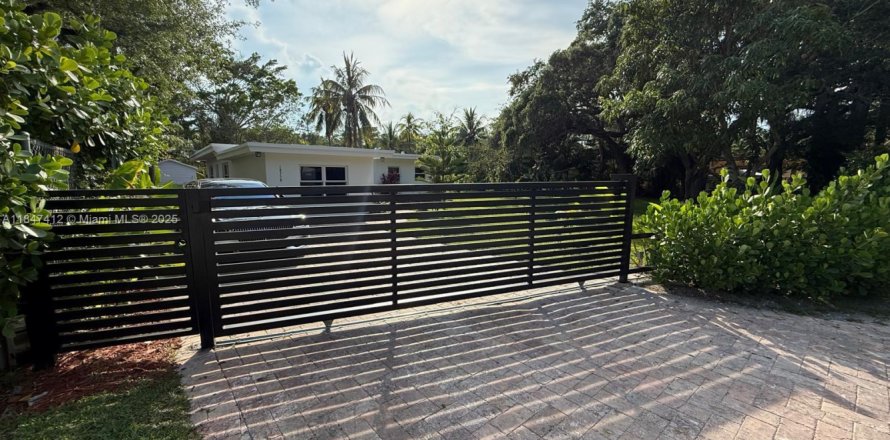 Casa en North Miami Beach, Florida 3 dormitorios, 129.51 m2 № 1936109