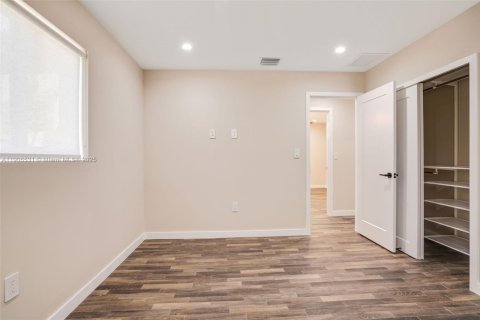 House in Miami, Florida 3 bedrooms, 180.14 sq.m. № 1957205 - photo 23