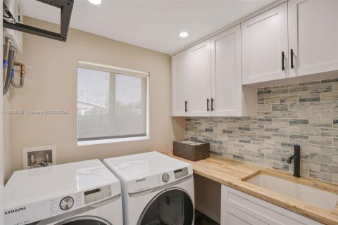 House in Miami, Florida 3 bedrooms, 180.14 sq.m. № 1957205 - photo 29