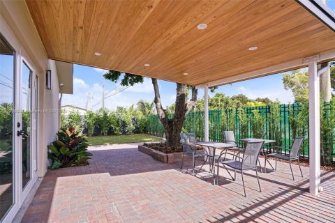 House in Miami, Florida 3 bedrooms, 180.14 sq.m. № 1957205 - photo 14