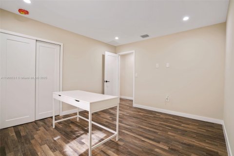 House in Miami, Florida 3 bedrooms, 180.14 sq.m. № 1957205 - photo 28