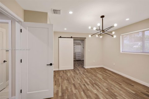 House in Miami, Florida 3 bedrooms, 180.14 sq.m. № 1957205 - photo 17