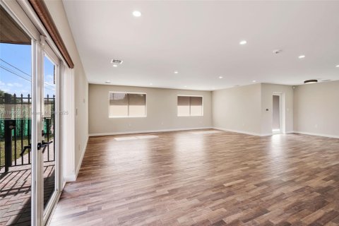 House in Miami, Florida 3 bedrooms, 180.14 sq.m. № 1957205 - photo 13