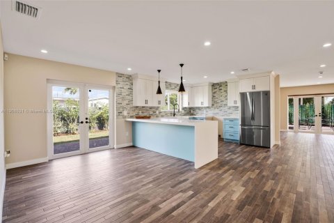 House in Miami, Florida 3 bedrooms, 180.14 sq.m. № 1957205 - photo 6