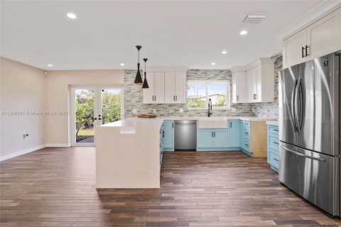 House in Miami, Florida 3 bedrooms, 180.14 sq.m. № 1957205 - photo 9