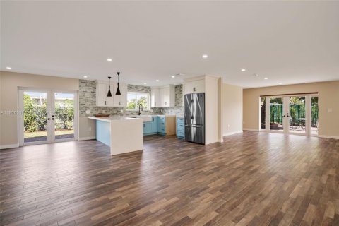 House in Miami, Florida 3 bedrooms, 180.14 sq.m. № 1957205 - photo 5