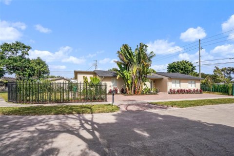 House in Miami, Florida 3 bedrooms, 180.14 sq.m. № 1957205 - photo 3