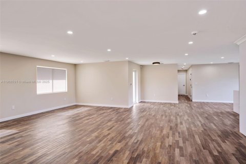 House in Miami, Florida 3 bedrooms, 180.14 sq.m. № 1957205 - photo 11