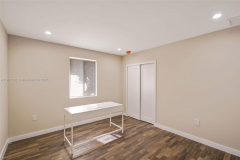 House in Miami, Florida 3 bedrooms, 180.14 sq.m. № 1957205 - photo 27