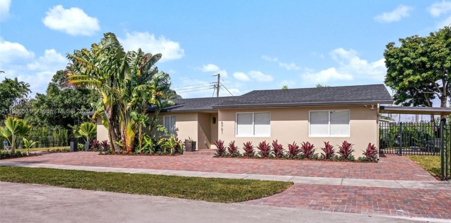 House in Miami, Florida 3 bedrooms, 180.14 sq.m. № 1957205