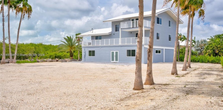 House in Key Largo, Florida 3 bedrooms, 230.77 sq.m. № 1818658