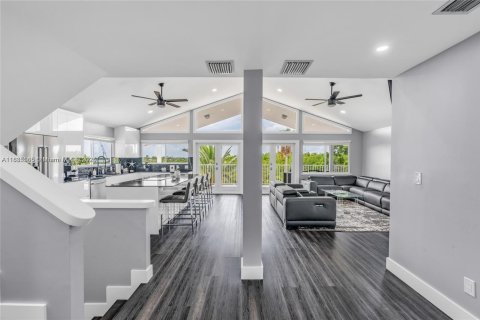 House in Key Largo, Florida 3 bedrooms, 230.77 sq.m. № 1818658 - photo 12