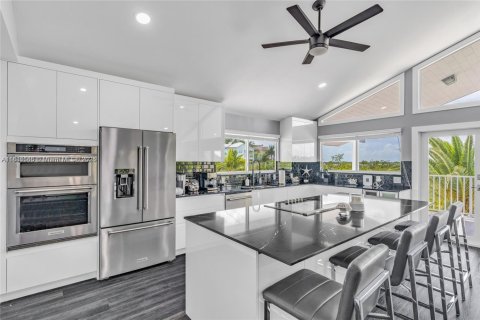 House in Key Largo, Florida 3 bedrooms, 230.77 sq.m. № 1818658 - photo 7