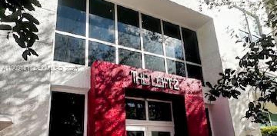 Condominio en Miami, Florida, 1 dormitorio  № 2054358