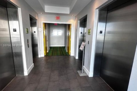 Condominio en alquiler en Miami, Florida, 1 dormitorio, 60.48 m2 № 2054358 - foto 4