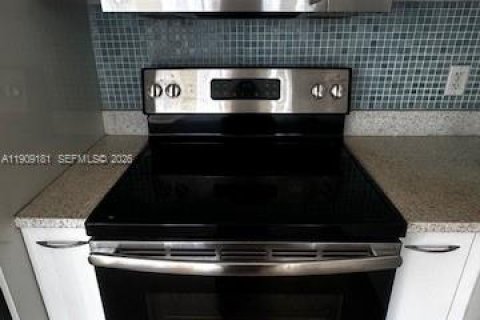 Condominio en alquiler en Miami, Florida, 1 dormitorio, 60.48 m2 № 2054358 - foto 20