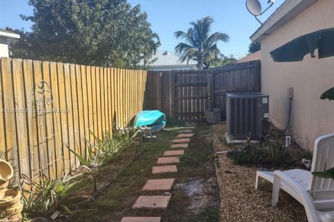 House in Port St. Lucie, Florida 3 bedrooms, 134.34 sq.m. № 2043836 - photo 18