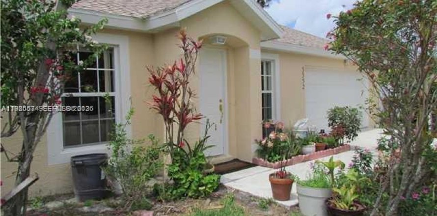 House in Port St. Lucie, Florida 3 bedrooms, 134.34 sq.m. № 2043836