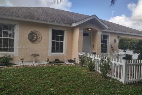 House in Port St. Lucie, Florida 3 bedrooms, 134.34 sq.m. № 2043836 - photo 2