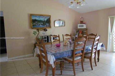 House in Port St. Lucie, Florida 3 bedrooms, 134.34 sq.m. № 2043836 - photo 6