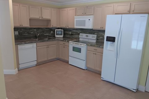 Снять в аренду таунхаус в Лейк-Уорт, Флорида 3 комнаты, 151.24м2, № 2249200 - фото 5
