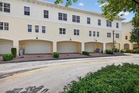 Touwnhouse à vendre à Pompano Beach, Floride: 3 chambres, 210.7 m2 № 2030119 - photo 4