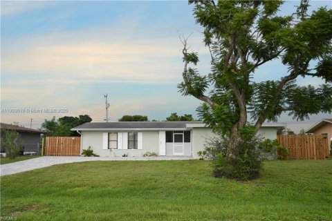 House in Cape Coral, Florida 3 bedrooms № 1965016 - photo 18