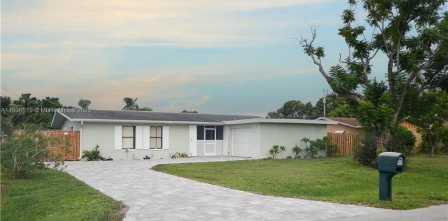 House in Cape Coral, Florida 3 bedrooms № 1965016