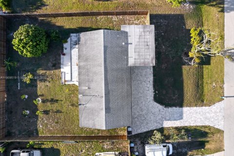 House in Cape Coral, Florida 3 bedrooms № 1965016 - photo 9