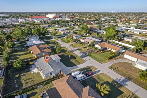 House in Cape Coral, Florida 3 bedrooms № 1965016 - photo 8